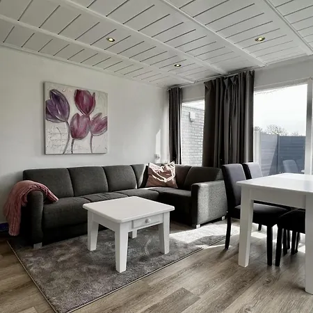 Ruhiges Uneinsehbarer Grosser Garten, Komplett Eingezaeunt 160 M Hoch