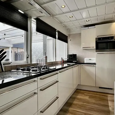 Ruhiges Uneinsehbarer Grosser Garten, Komplett Eingezaeunt 160 M Hoch