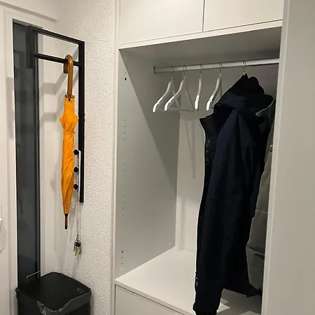 Ruhiges Uneinsehbarer Grosser Garten, Komplett Eingezaeunt 160 M Hoch *